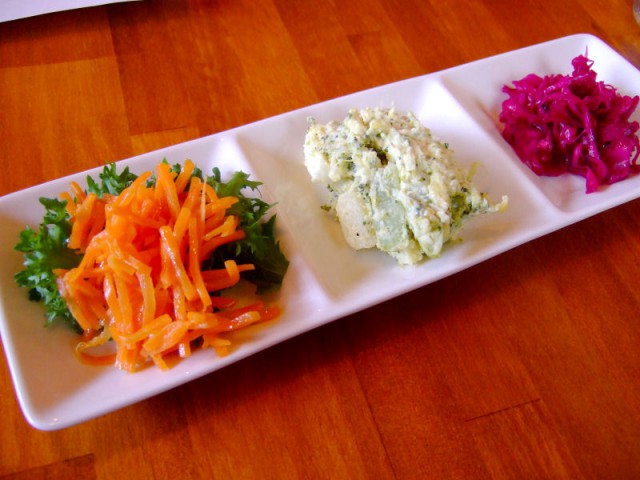 左からキャロットラペ、ブロッコリーとポテトのサラダ、紫キャベツのピクルス。