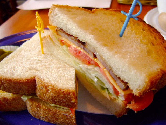 SUKA特製B.L.T.C.サンドイッチ。