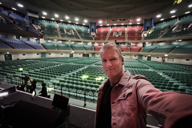 Eliot Lewis、開演前の日本武道館でセルフィーのひとコマ。