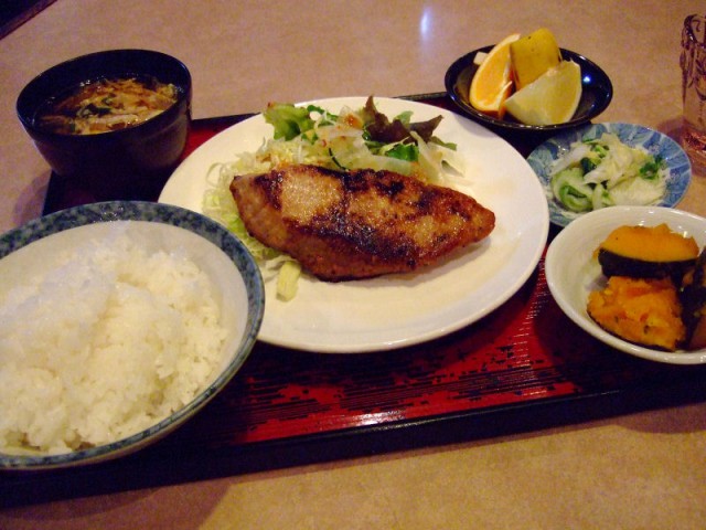 ある日のサービスランチ マグロ味噌焼き定食。