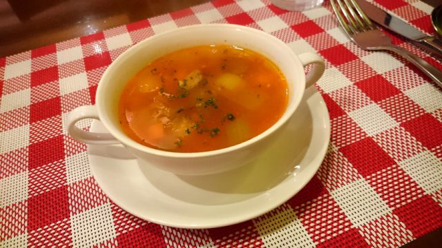 この日のスープはミネストローネ。これがいきなり美味い。